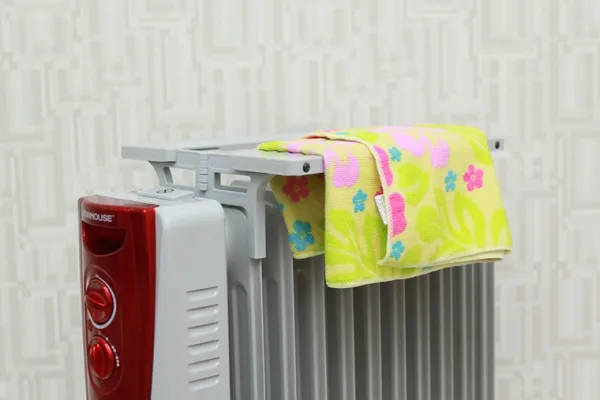 Có nên dùng máy sưởi dầu để sấy quần áo?