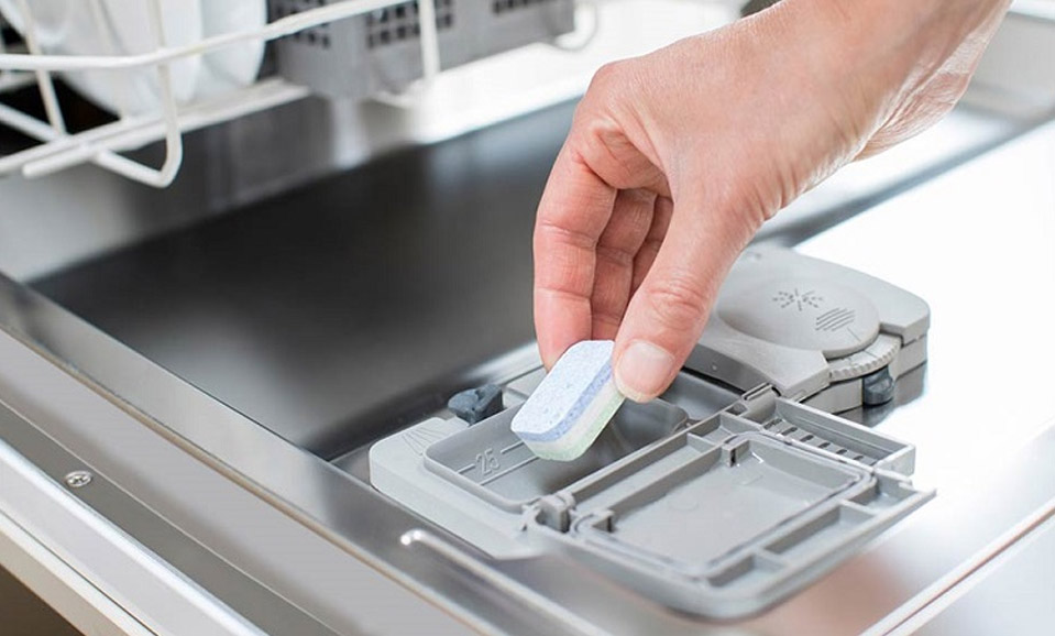 Bước 3: Cho chất tẩy rửa và muối chuyên dụng vào máy