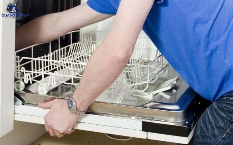 Không vệ sinh máy rửa chén thường xuyên