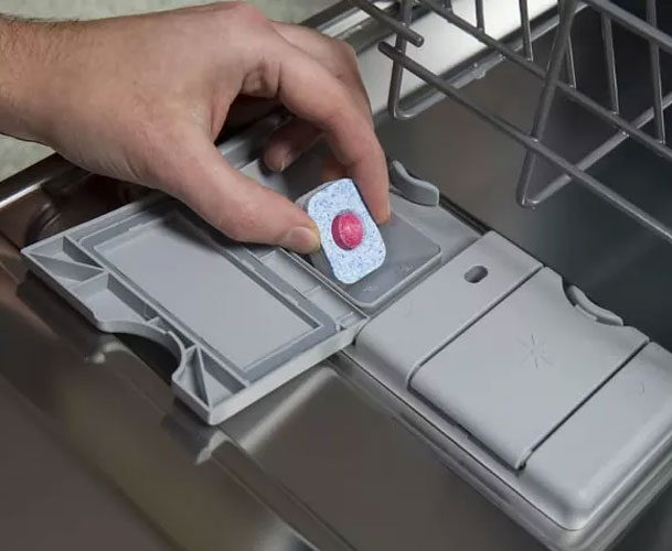 Bước 2: Thêm viên rửa hoặc bột rửa