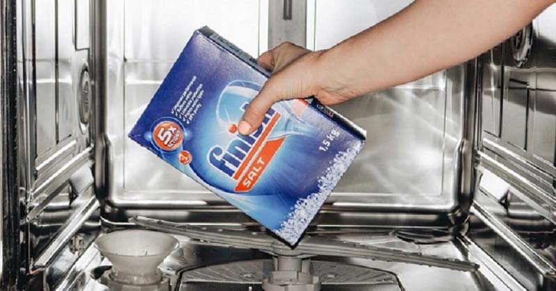 Cách đổ chất tẩy viên rửa vào máy rửa bát Bosch