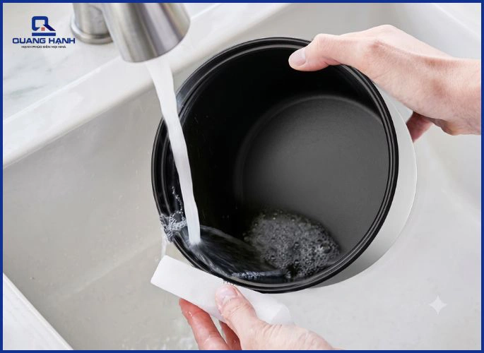 Vệ sinh lòng nồi và khu vực tiếp xúc thường xuyên