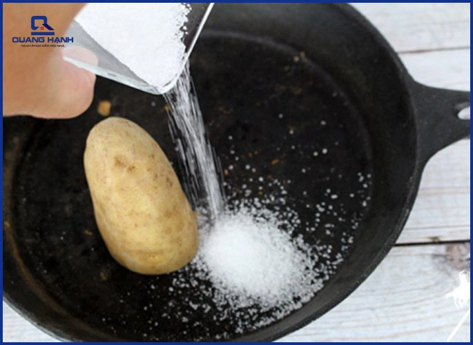 Mẹo làm sạch vết gỉ sét bằng khoai tây và muối
