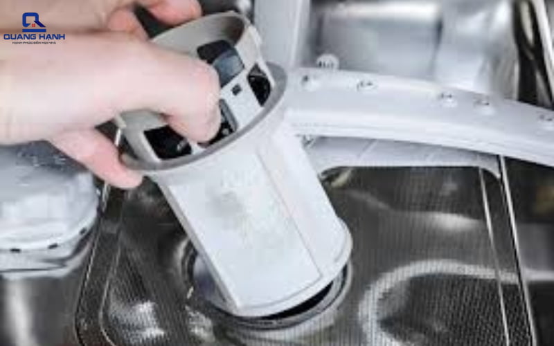 Thủy tinh bị ăn mòn do dung dịch tẩy rửa không phù hợp
