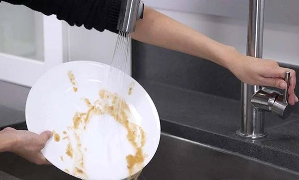 Không đổ sạch thức ăn thừa trước khi cho vào máy