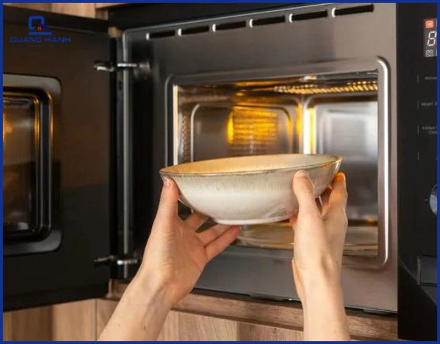 Bát bằng gỗ có dùng được trong lò vi sóng không?