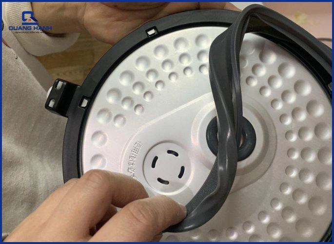Do gioăng nồi bị hỏng hoặc lắp sai