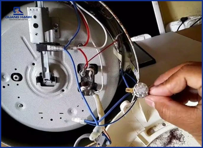 Dây tiếp điểm bị chạm hoặc đứt