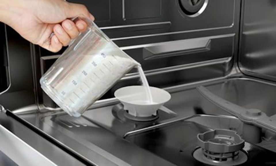 Đổ muối vào máy rửa bát Bosch