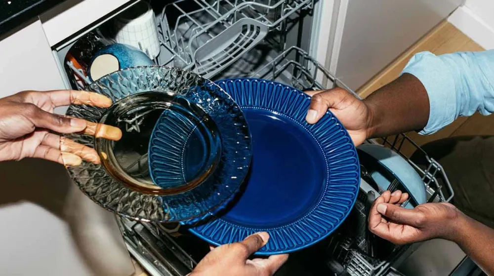 Xếp bát đĩa lộn xộn khi rửa
