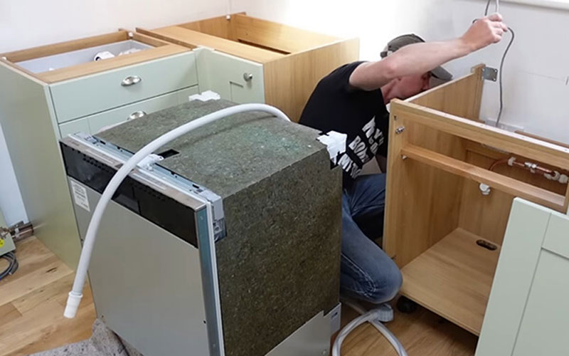 Phích cắm điện, dây điện của máy rửa bát hỏng