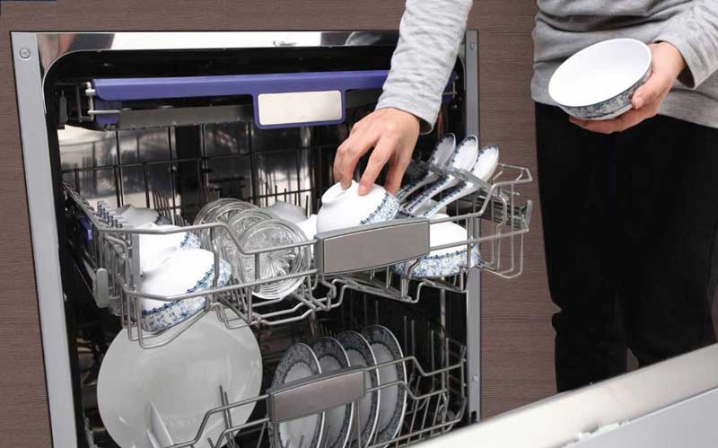 Sắp xếp bát đĩa đúng cách giúp máy rửa bát không bị đọng nước