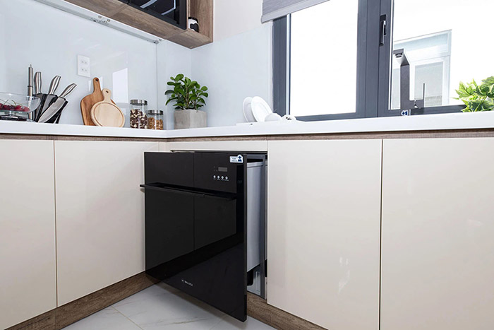 Đặt máy rửa bát bán âm vào đúng vị trí