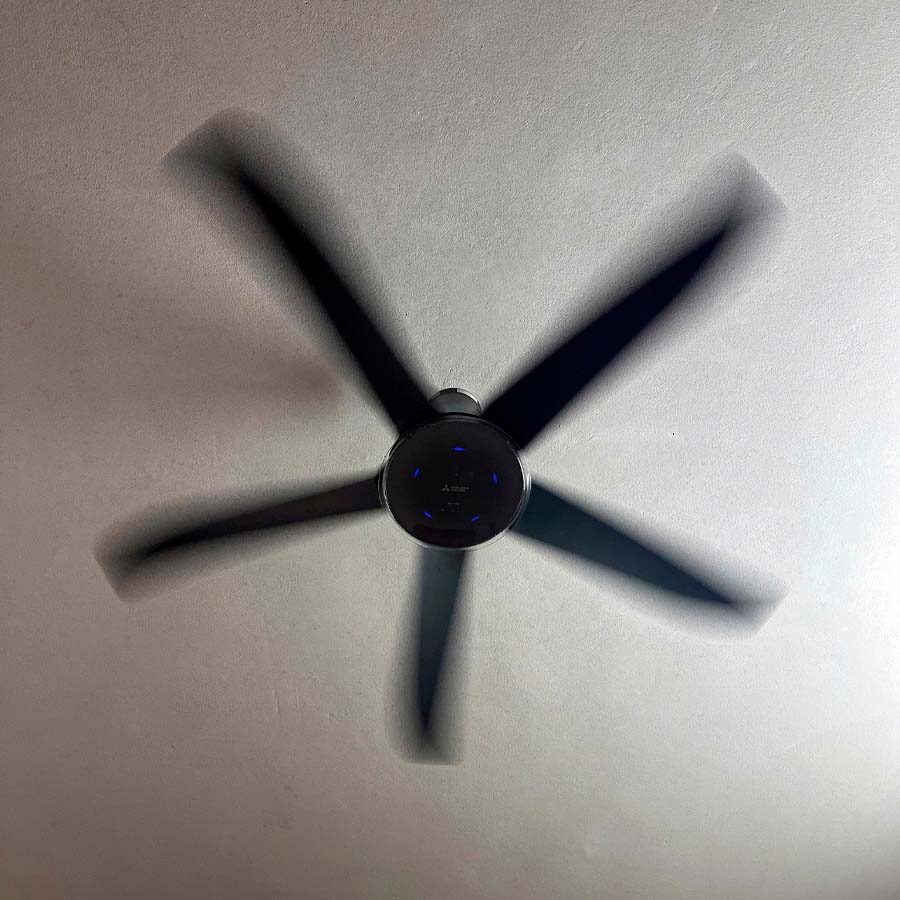 Ảnh thực tế Quạt trần Mitsubishi C56-RW5 5 cánh có điều khiển từ xa