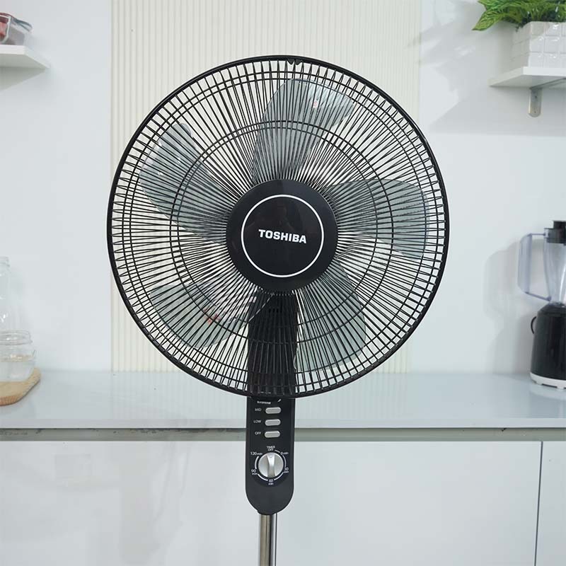 Ảnh thực tế Quạt Đứng Toshiba F-LSA10(K)VN